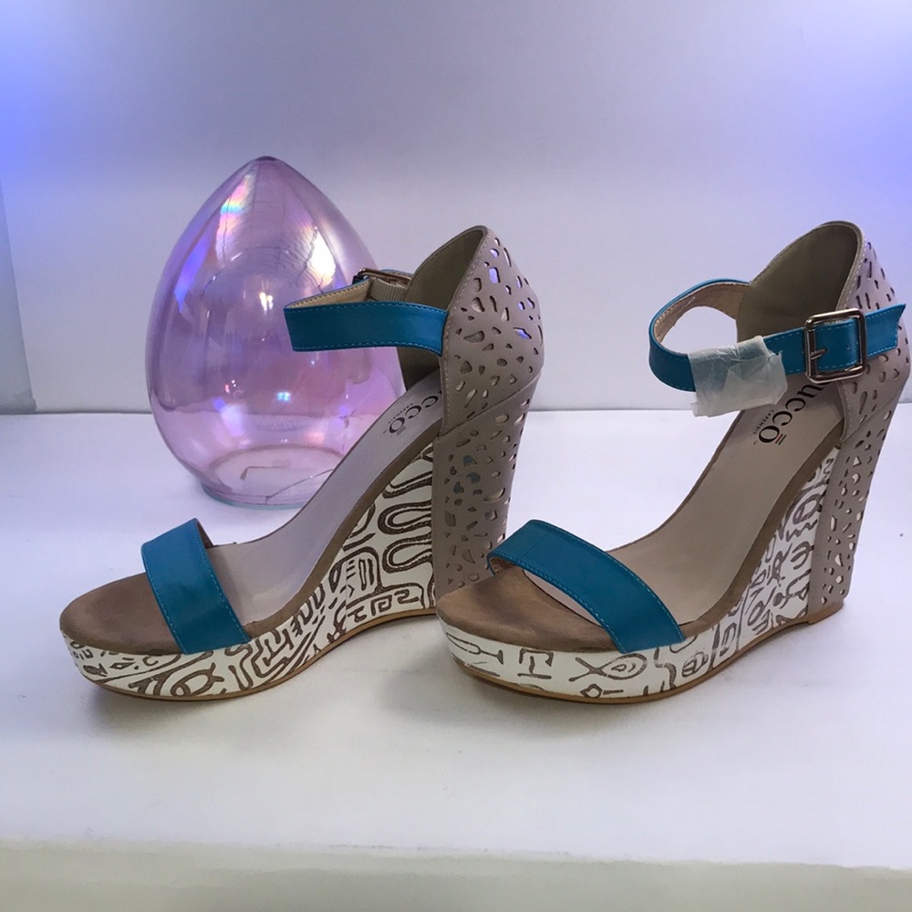 Bucco Capensis Sandals gold beige and blue 6 1/2